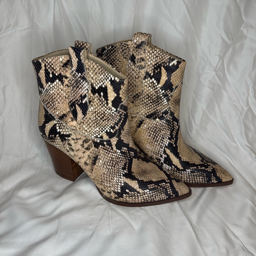 Gibson Latimer Pointed Toe Snake Skin Boots - 7W